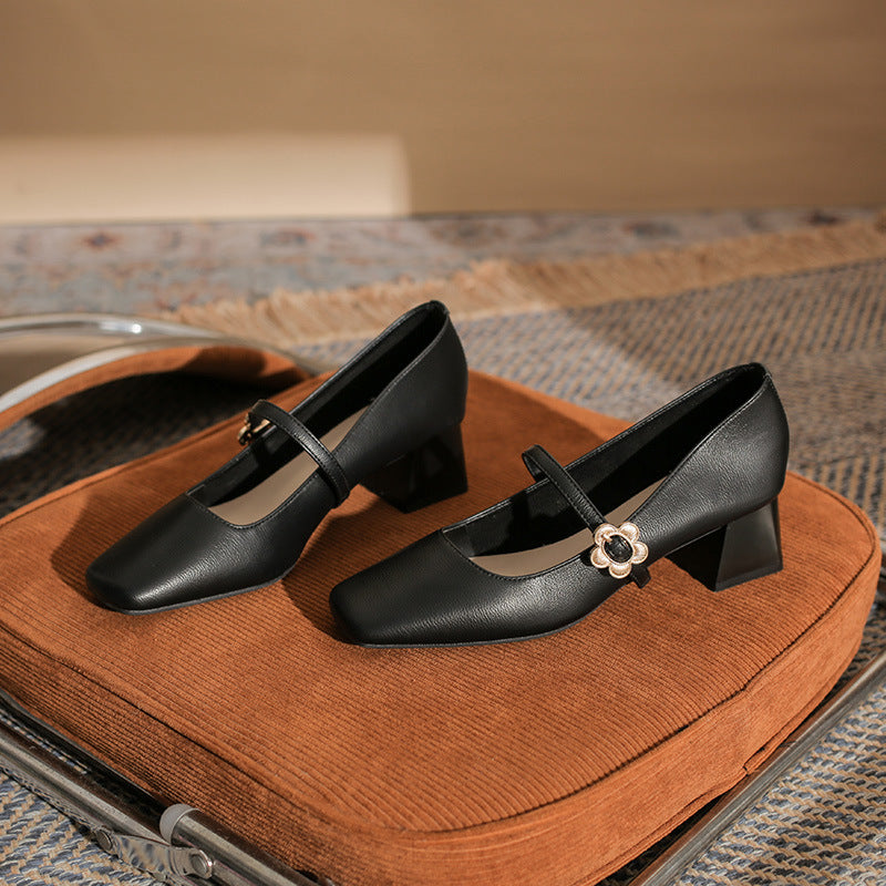 حذاء بكعب عريض مع حزام بإبزيم مزهر – كاميلروي