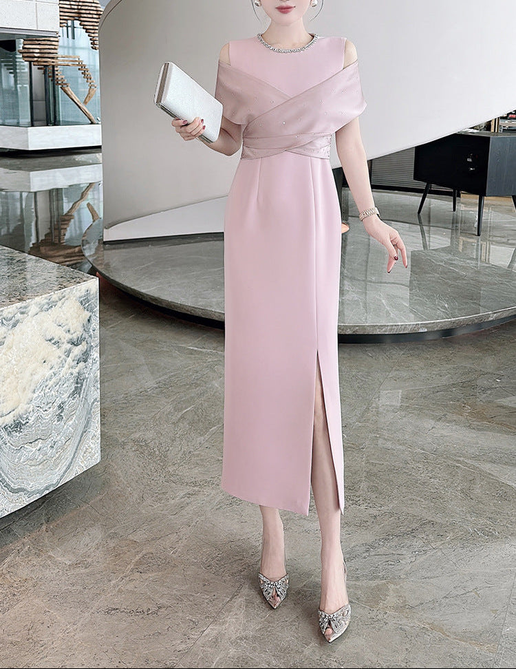 فستان عمودي مكشوف الكتفين مع درابزين من الساتان – روبينا