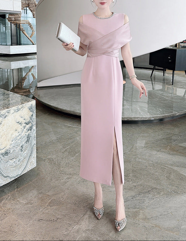 فستان عمودي مكشوف الكتفين مع درابزين من الساتان – روبينا