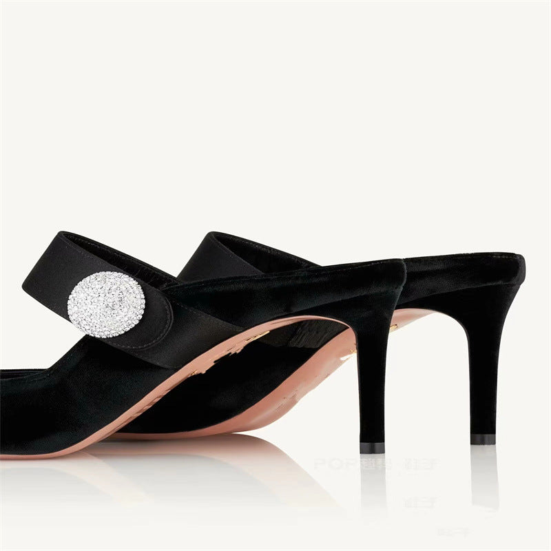 حذاء بكعب عالٍ مدبب من الأمام مع حزام بإبزيم من الكريستال – نوفاسدار