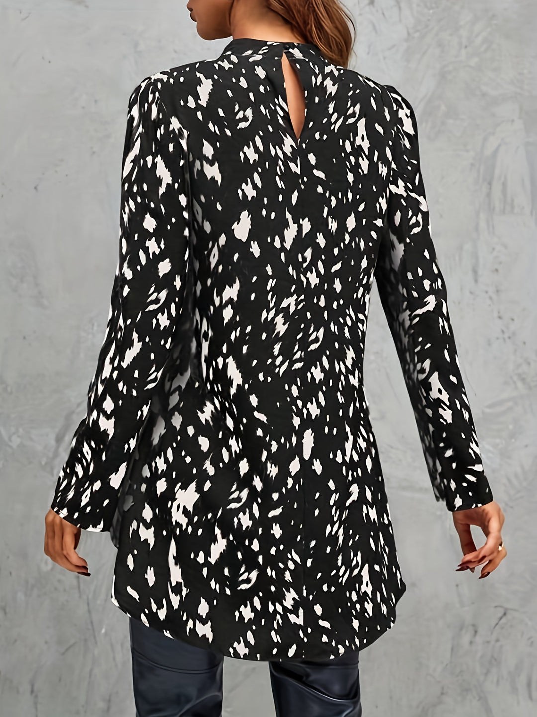 بلوزة مطبوعة بياقة عالية وحافة واسعة – ذوق رفيع