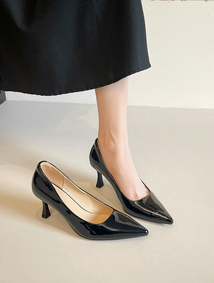 حذاء بكعب متوسط ​​ومقدمة مدببة من الجلد اللامع - لينابو