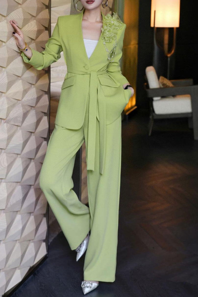 بدلة مصممة بساق واسعة مع لمسة أكتاف زهرية – لينيا