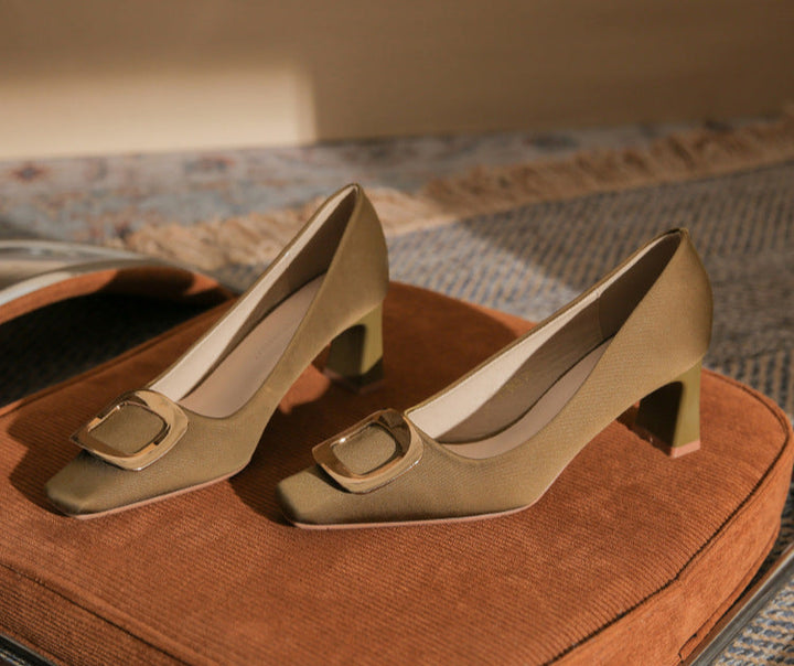 pointed-toe block heel pumps with bold buckle – DARIAWU