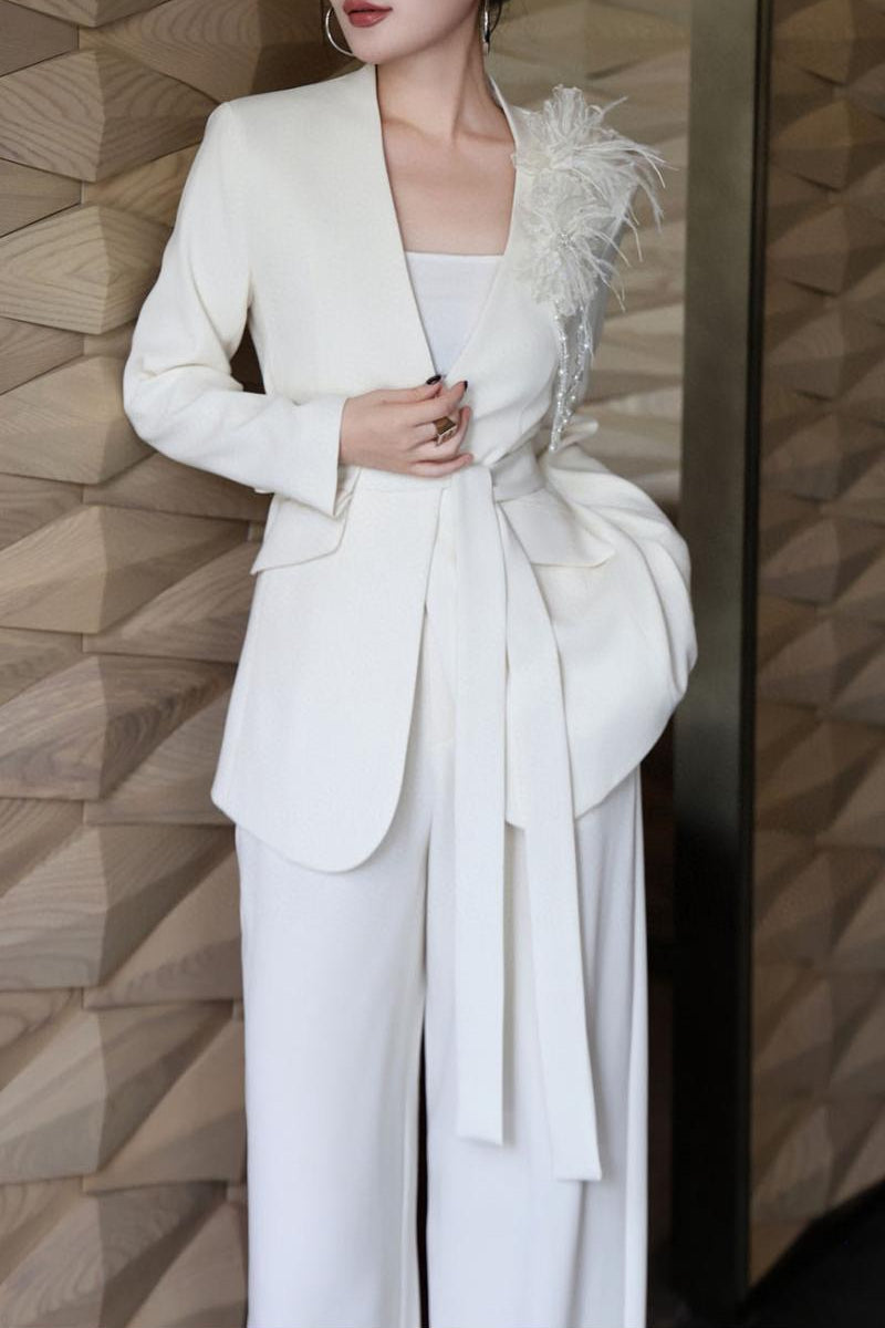 بدلة مصممة بساق واسعة مع لمسة أكتاف زهرية – لينيا