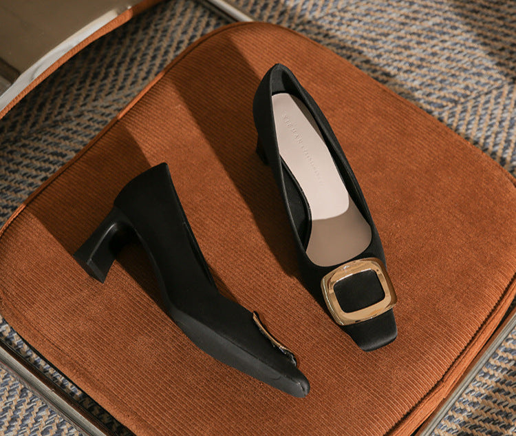 pointed-toe block heel pumps with bold buckle – DARIAWU