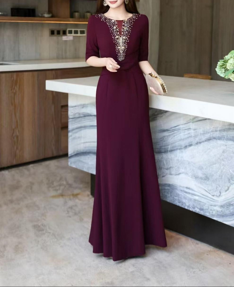 فستان حورية البحر مزين بفتحة رقبة على شكل حرف V عميقة - ماجينتا لوكس