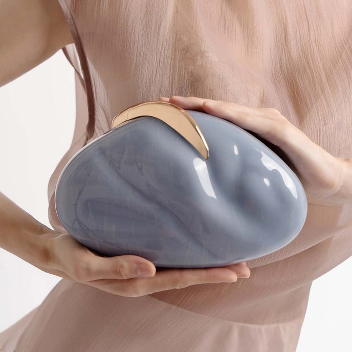 حقيبة كلاتش من الراتنج المنحوت بمشبك هلالي ذهبي – سيليزريت