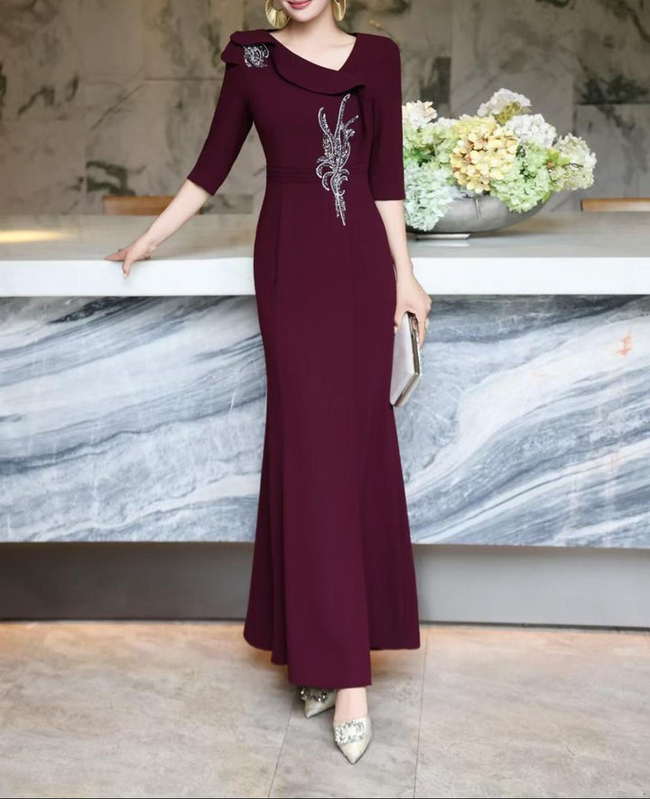 فستان حورية البحر مزين بياقة منسدلة - رويال فوشيا