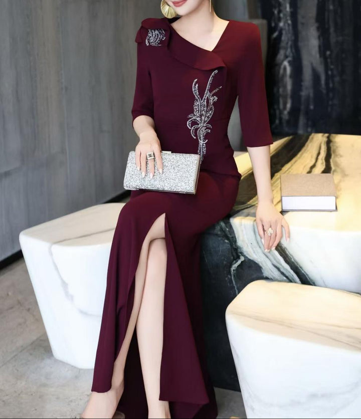 فستان حورية البحر مزين بياقة منسدلة - رويال فوشيا