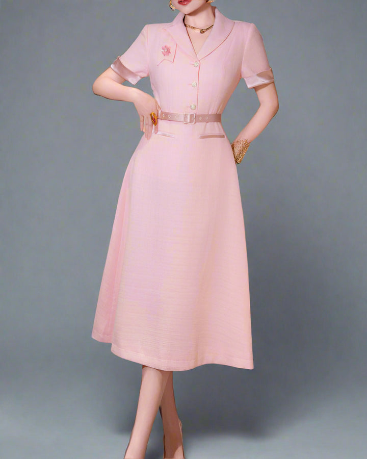 短袖中长连衣裙，配有3D花卉贴花 - BLOOMIQ 