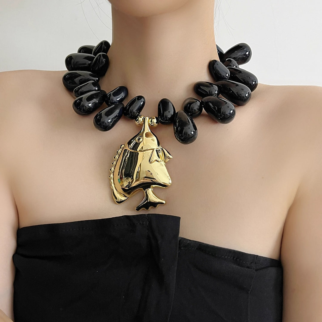 قلادة جريئة من الخرز مع قلادة ذهبية على شكل سمكة – ماريناتلي