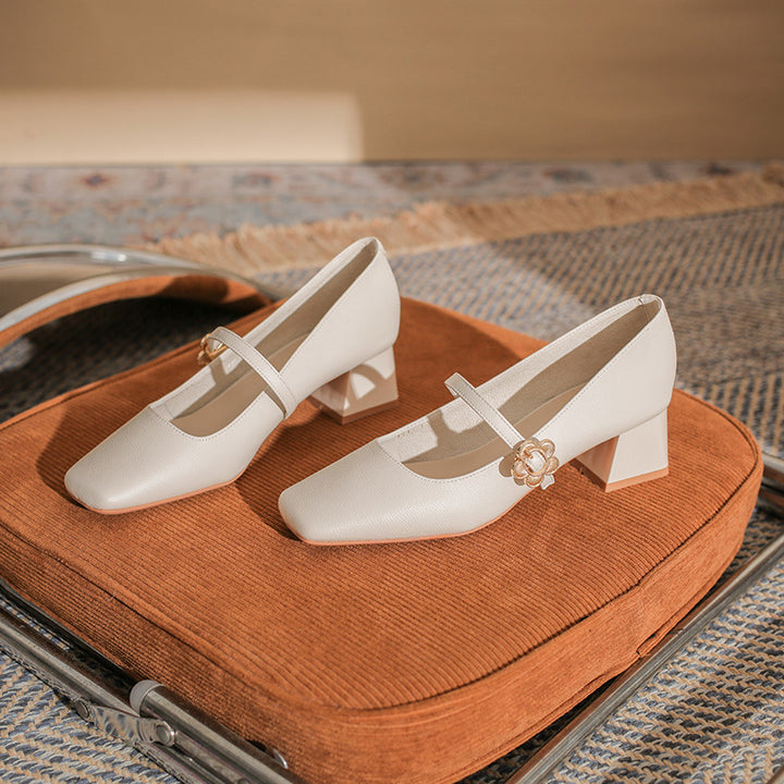 حذاء بكعب عريض مع حزام بإبزيم مزهر – كاميلروي