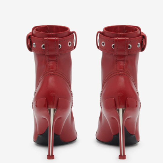 حذاء بكعب عالٍ بسحاب أمامي وطرف معدني - حافة قرمزية