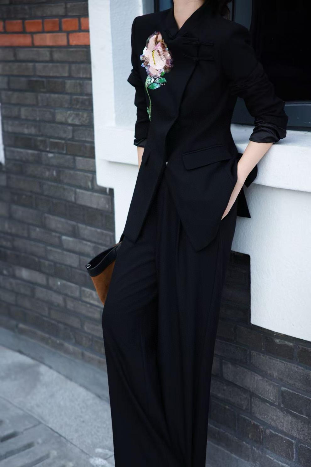 سترة سوداء مصممة بتطريز زهور بالترتر – أرليت