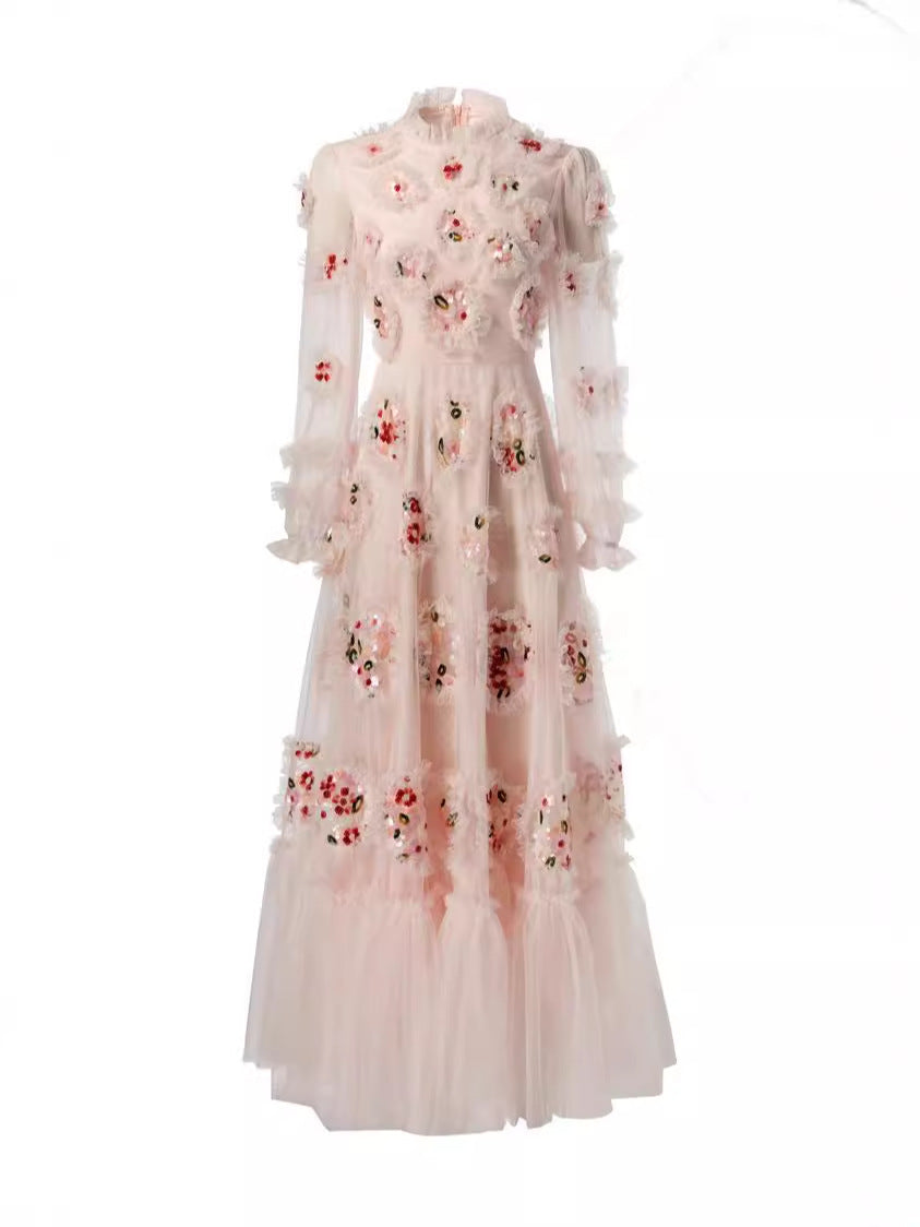 فستان من التول المطرز مع زخارف نباتية ثلاثية الأبعاد – إيلودي