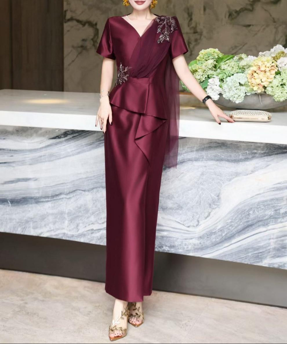 فستان ساتان بفتحة رقبة على شكل حرف V مع ثنيات زهرية مزينة – نافيا