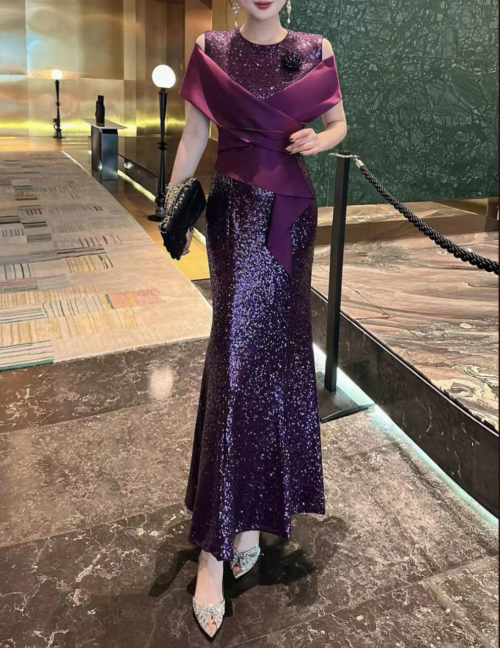 فستان حورية البحر من الترتر مع صدّار ملفوف من الساتان – فيوليتا