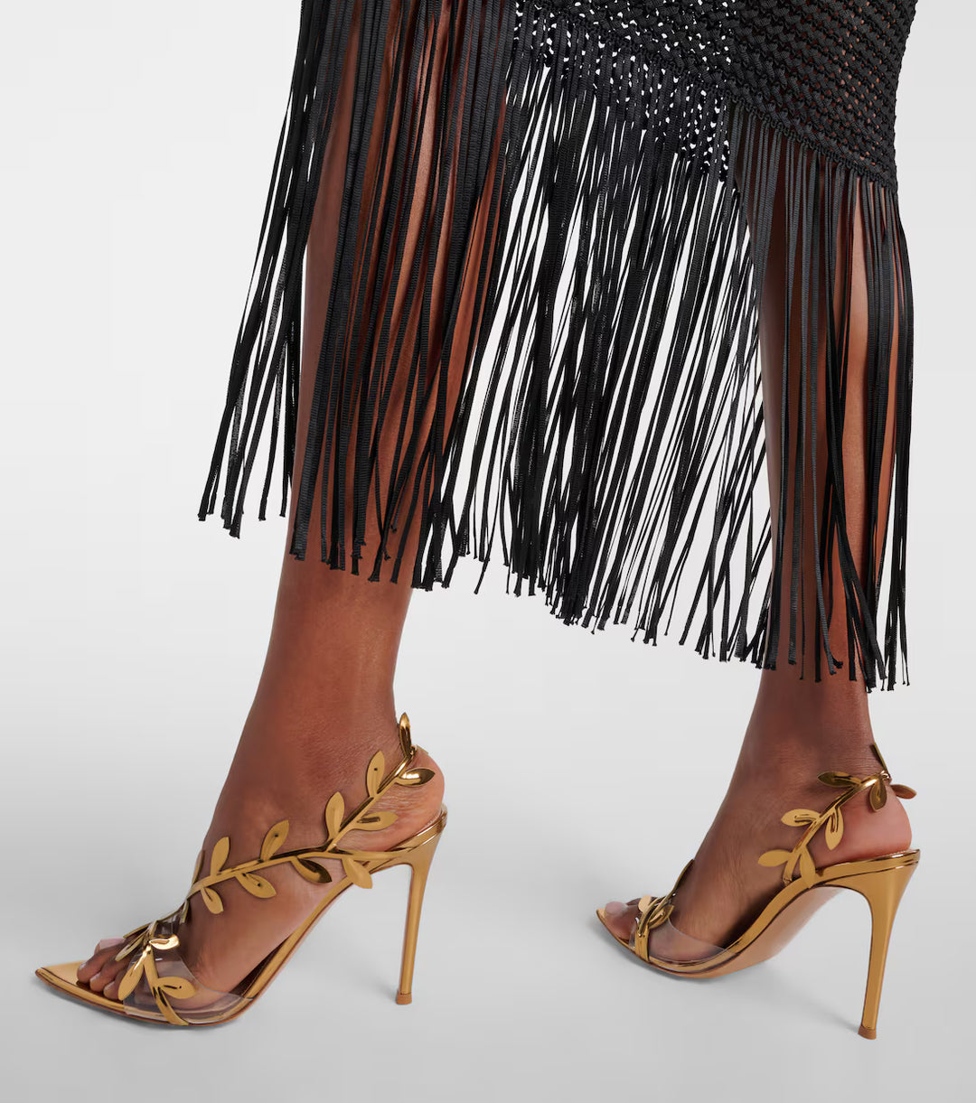 صندل بكعب عالٍ ومقدمة مدببة وأشرطة على شكل أوراق العنب – أوريازو