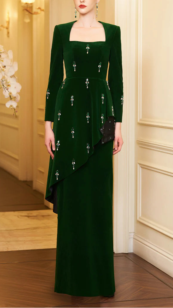 فستان مخملي عمودي بفتحة رقبة على شكل الملكة آن – الزمرد