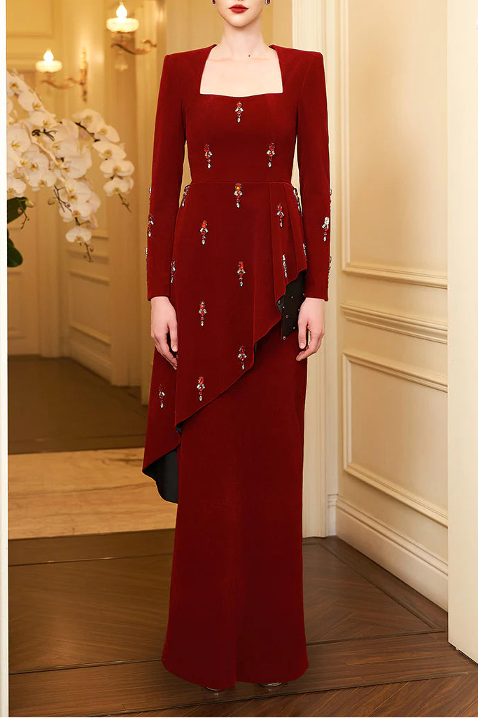 فستان مخملي عمودي بفتحة رقبة مربعة وخصر منسدل – قرمزي