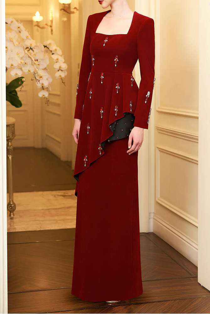 فستان مخملي عمودي بفتحة رقبة مربعة وخصر منسدل – قرمزي