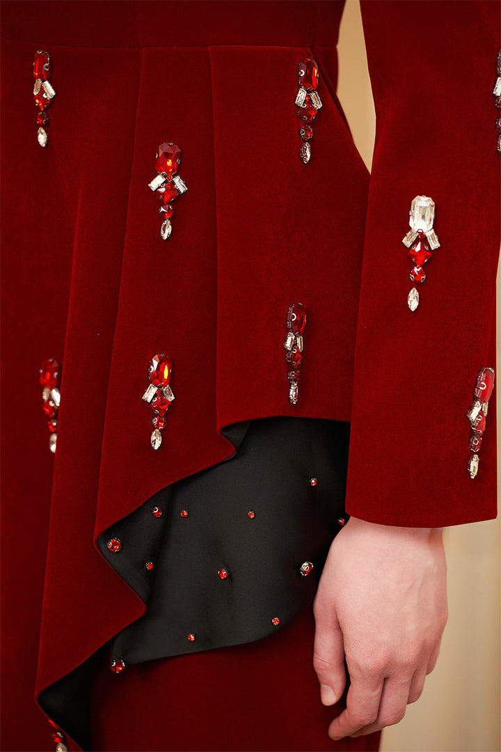 فستان مخملي عمودي بفتحة رقبة مربعة وخصر منسدل – قرمزي