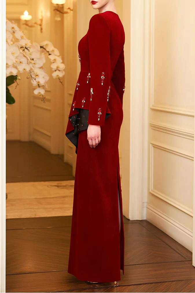 فستان مخملي عمودي بفتحة رقبة مربعة وخصر منسدل – قرمزي