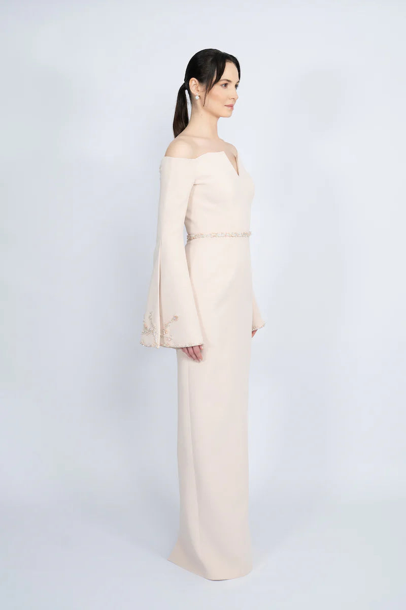 فستان عمودي مكشوف الكتفين بأكمام واسعة مطرزة – احمرار