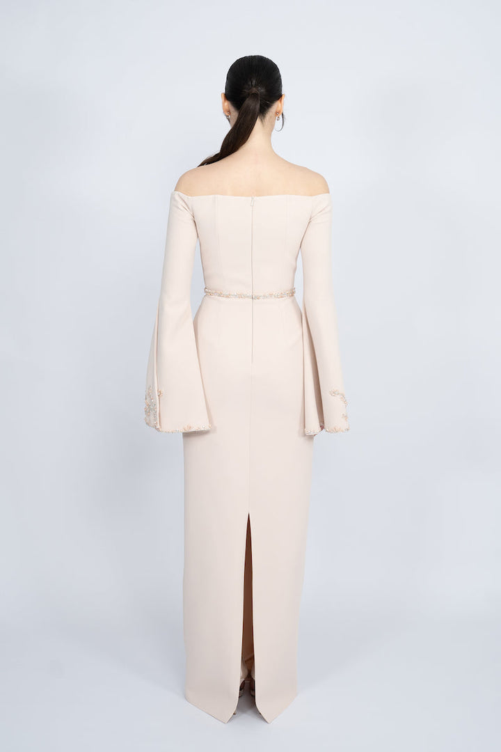 فستان عمودي مكشوف الكتفين بأكمام واسعة مطرزة – احمرار