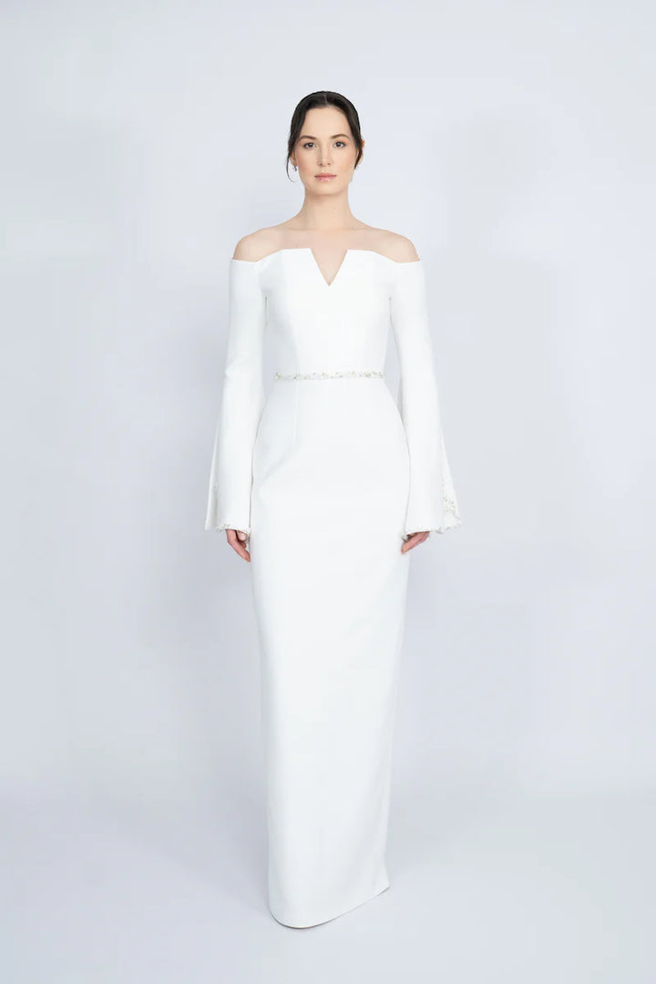 فستان عمودي مكشوف الكتفين بأكمام واسعة مزخرفة – عاجي