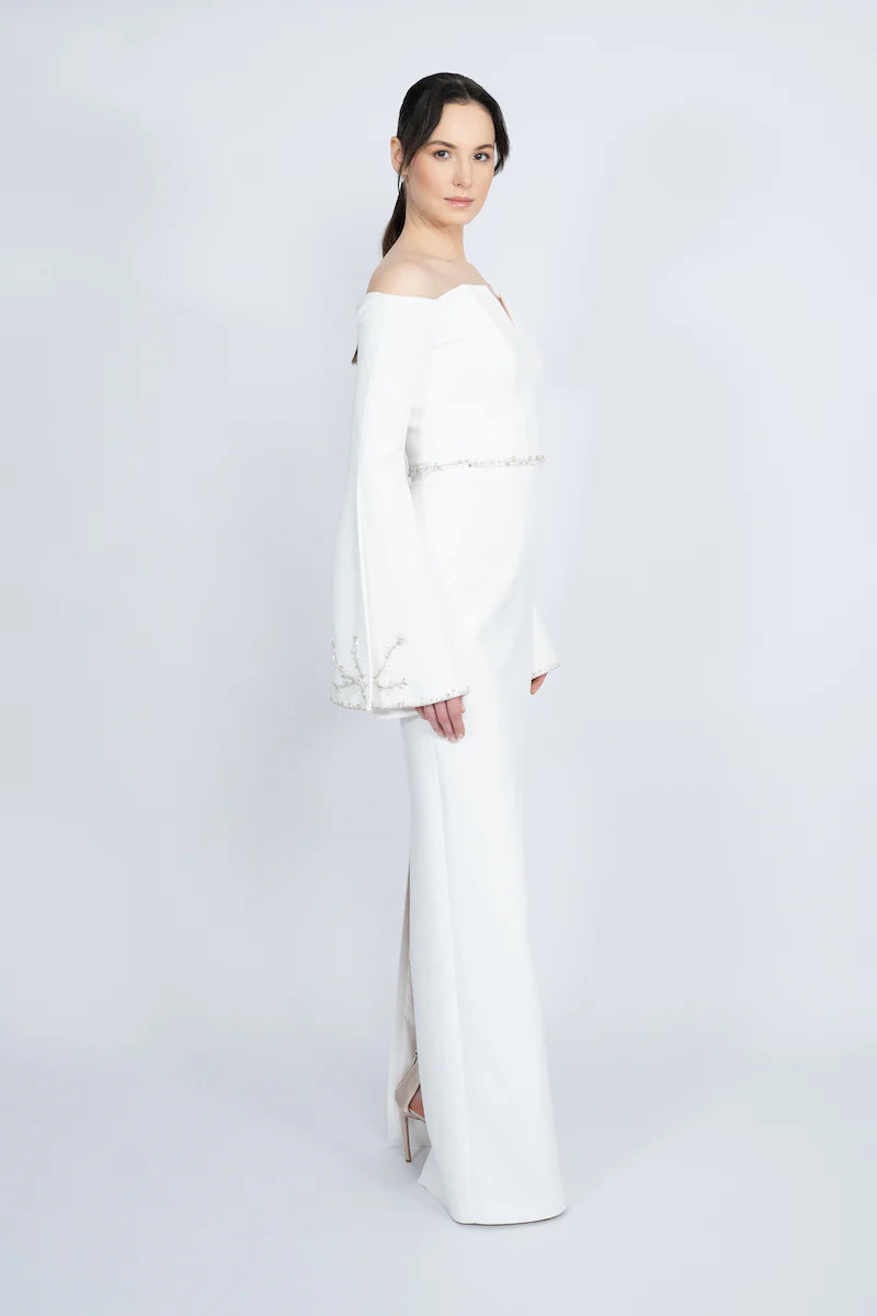 فستان عمودي مكشوف الكتفين بأكمام واسعة مزخرفة – عاجي