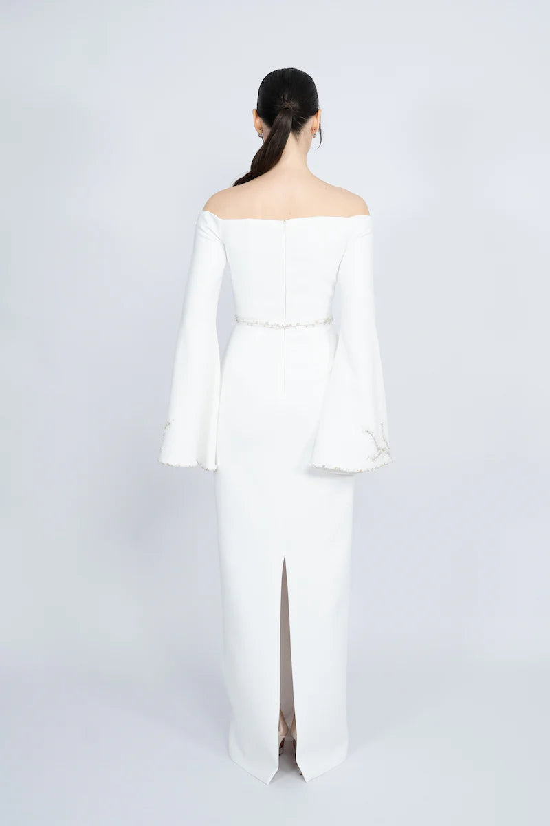 فستان عمودي مكشوف الكتفين بأكمام واسعة مزخرفة – عاجي