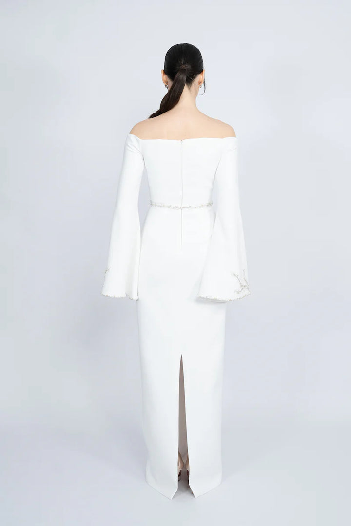 فستان عمودي مكشوف الكتفين بأكمام واسعة مزخرفة – عاجي