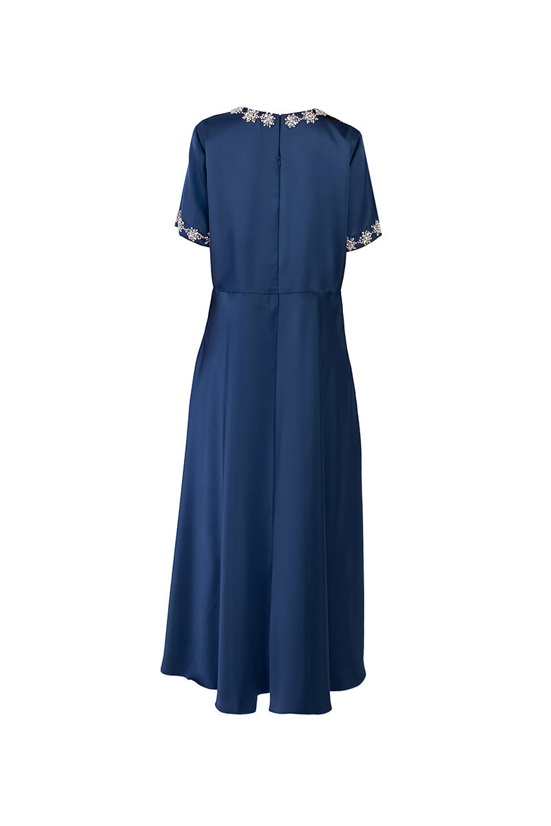 فستان قصير الأكمام بقصة A مع رقبة مزينة – ناديا