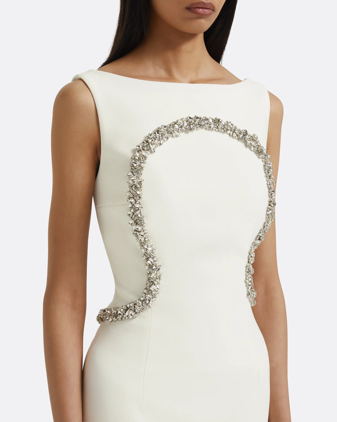 فستان عمودي بدون أكمام مع تطريز كريستالي محيطي – هادئ