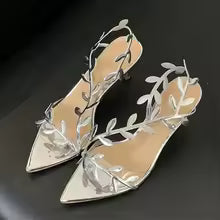 صندل بكعب عالٍ ومقدمة مدببة وأشرطة على شكل أوراق العنب – أوريازو