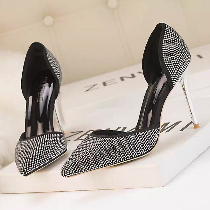 Pointed stiletto shoe with shining rhinestone