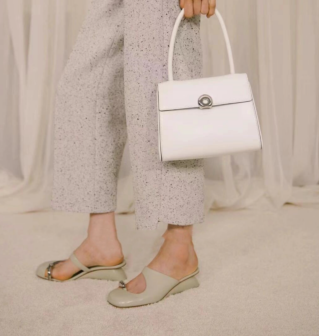 شبشب جلدي حكيمي مع لمسات بيضاوية فضية – لييرا