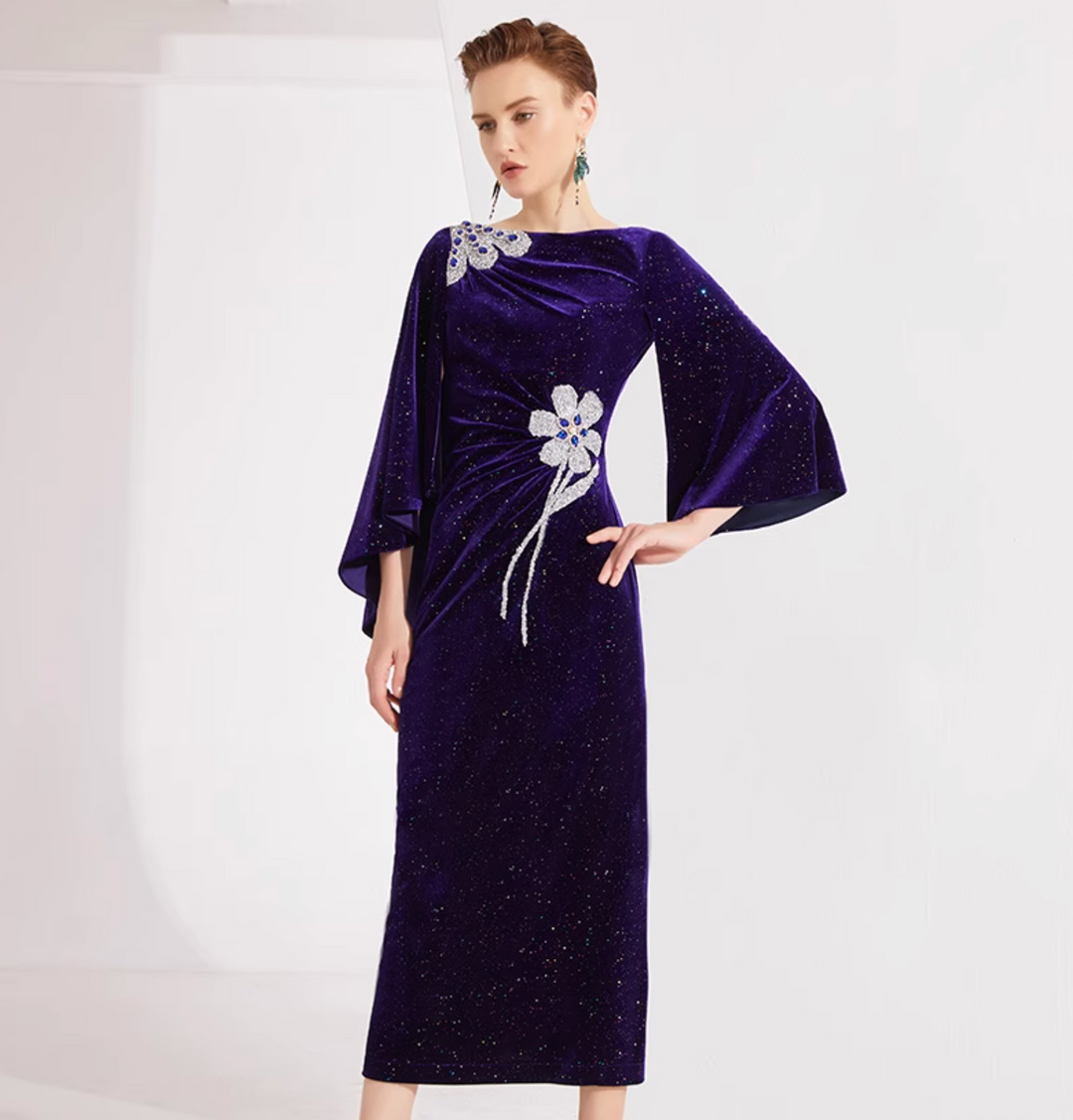 فستان مخملي بأكمام على شكل كاب مع تطريز زهور كريستالية – منتصف الليل