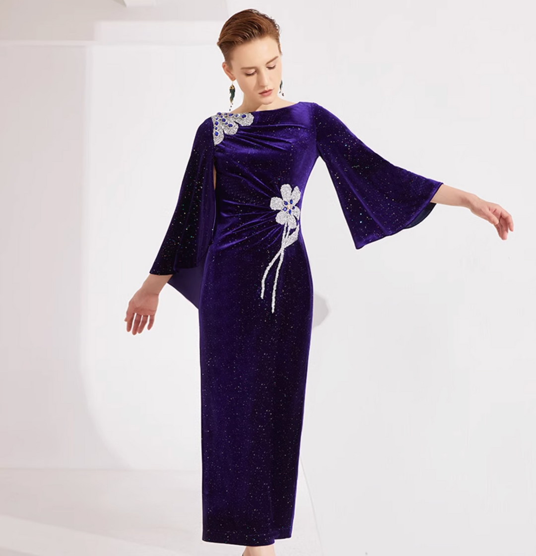 فستان مخملي بأكمام على شكل كاب مع تطريز زهور كريستالية – منتصف الليل