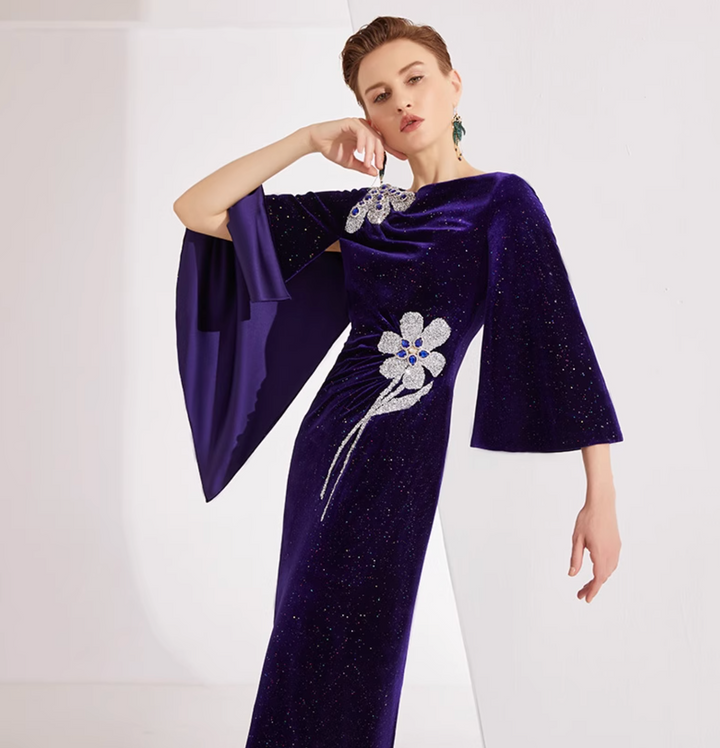 فستان مخملي بأكمام على شكل كاب مع تطريز زهور كريستالية – منتصف الليل