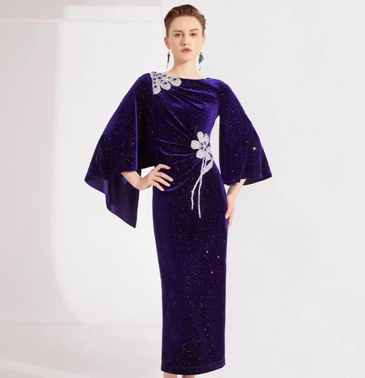 فستان مخملي بأكمام على شكل كاب مع تطريز زهور كريستالية – منتصف الليل