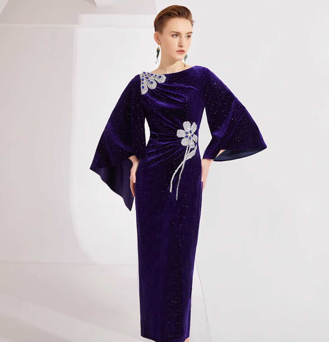 فستان مخملي بأكمام على شكل كاب مع تطريز زهور كريستالية – منتصف الليل