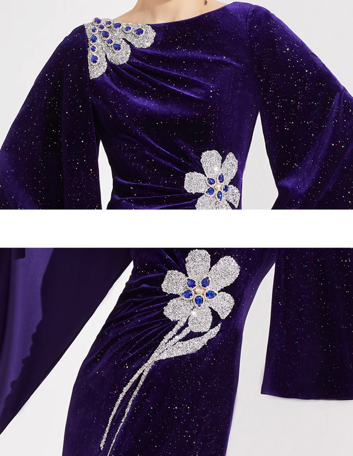 فستان مخملي بأكمام على شكل كاب مع تطريز زهور كريستالية – منتصف الليل