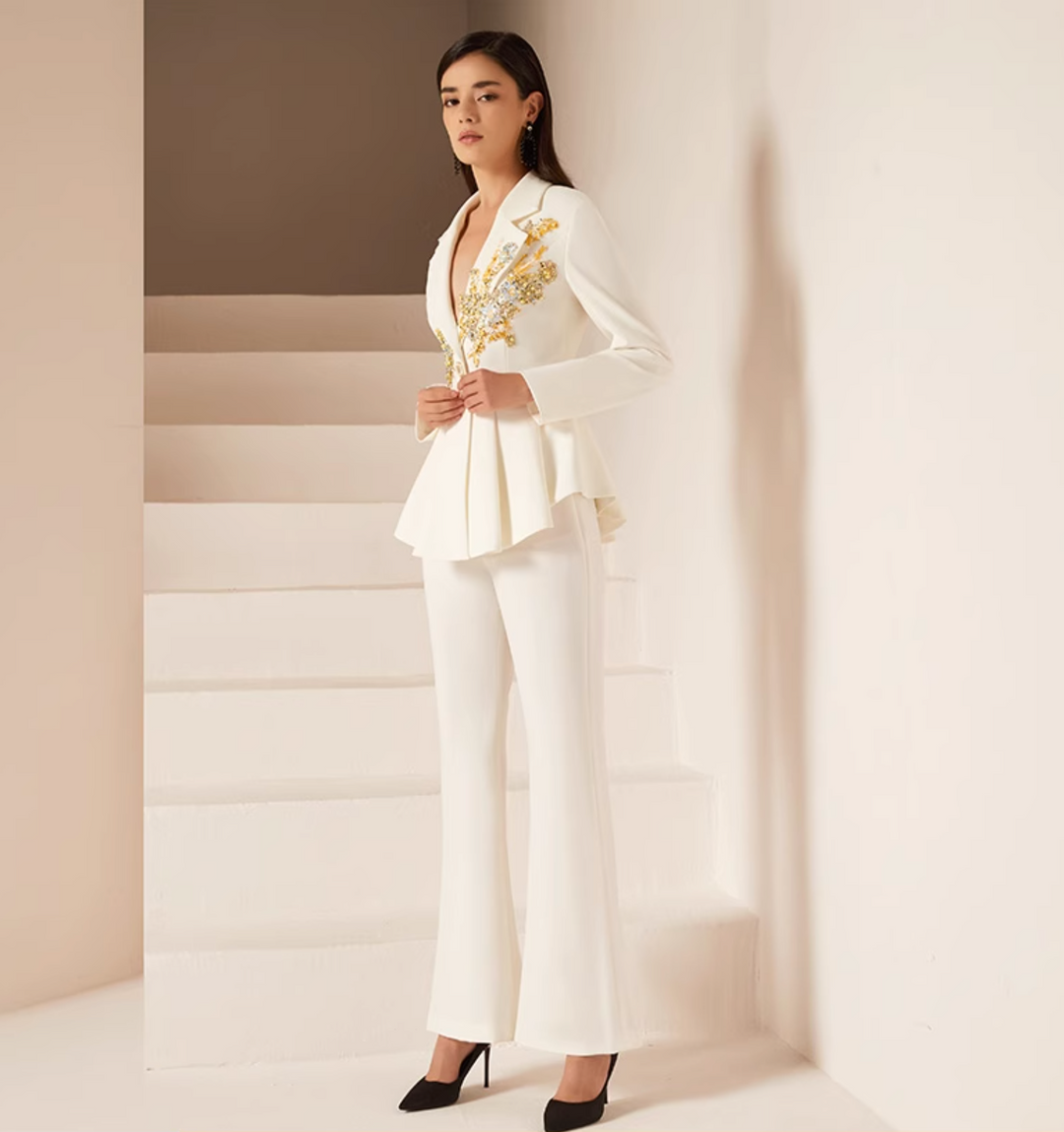 بدلة واسعة مصممة بأكمام منتفخة من الساتان - فالنسيا 