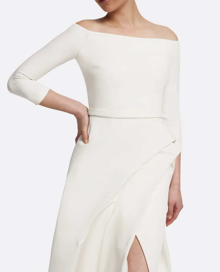 فستان مكشوف الكتفين مع تنورة ذات شق منسدلة – علياء