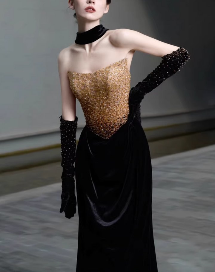 فستان مخملي بدون حمالات مزين بالكريستال – أوفيليا