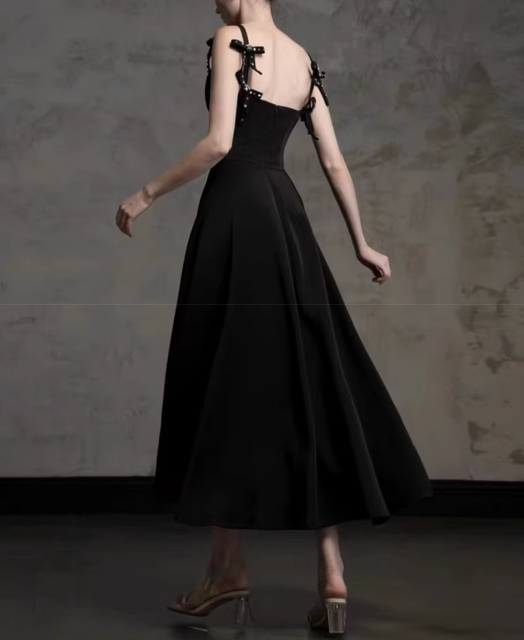 فستان واسع بدون أكمام مع أشرطة مزينة على شكل فيونكة – ديلييان