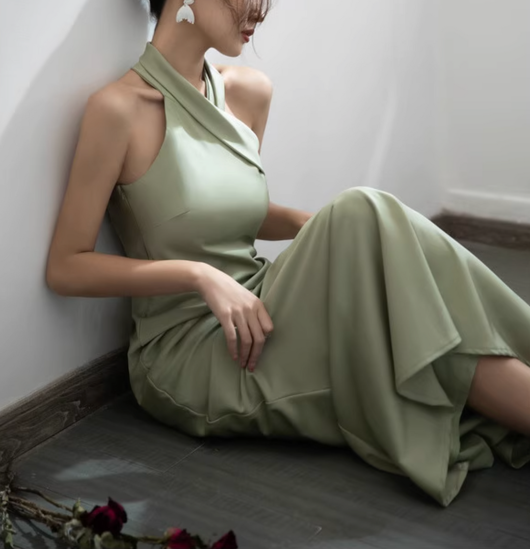 فستان حورية البحر بفتحة رقبة على شكل هالتر وحمالات متقاطعة – ساجي